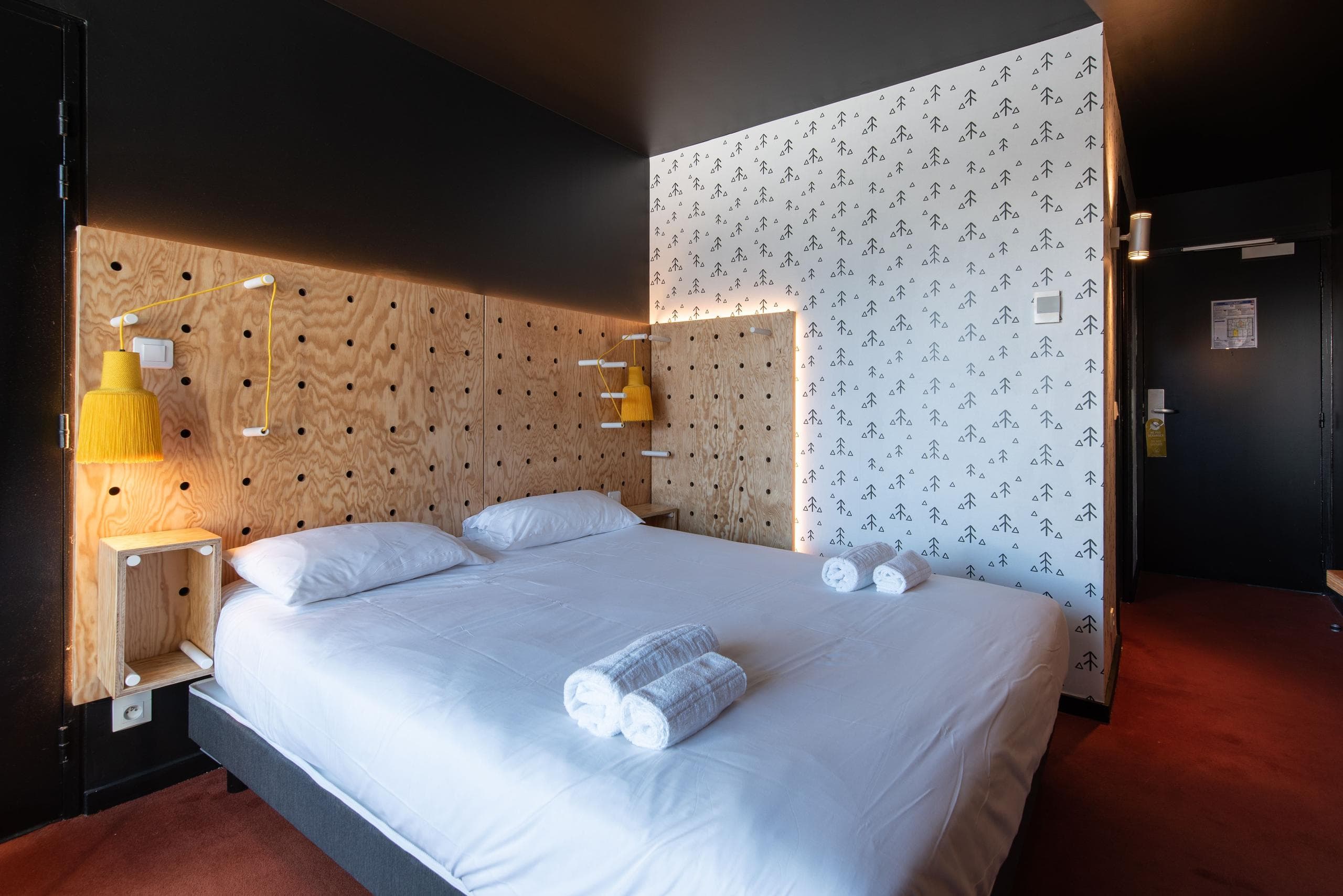 Chambre lit double hôtel Timberlodge